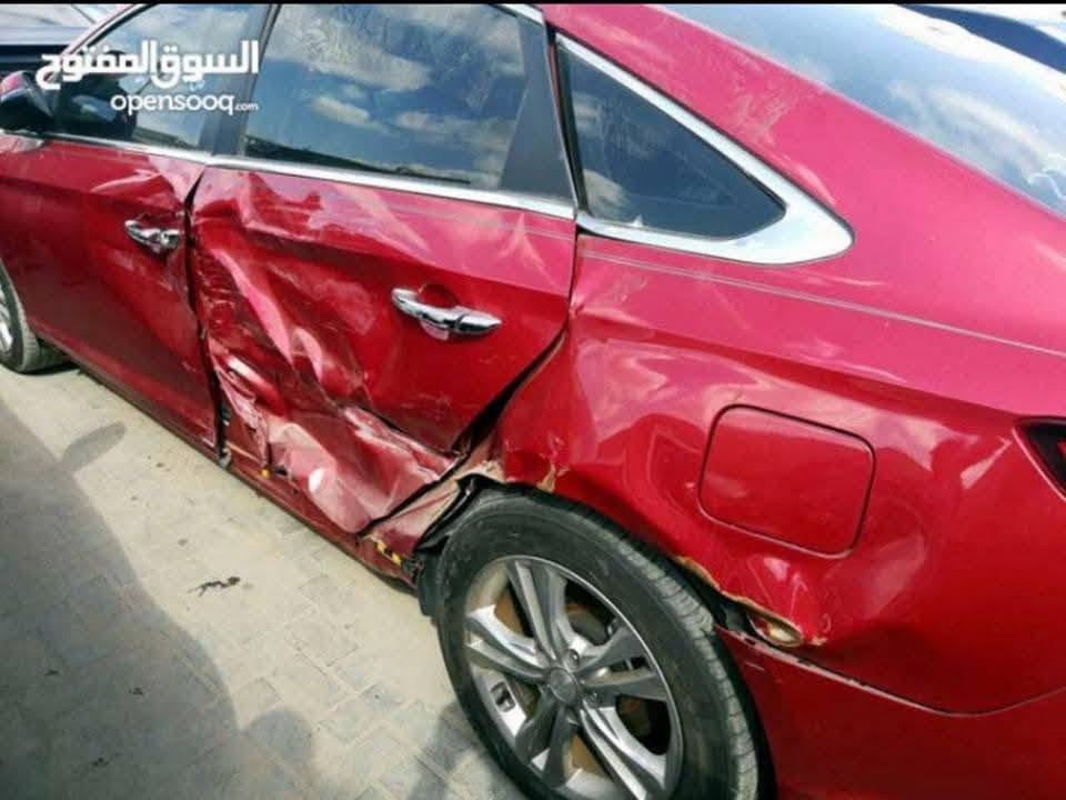 السلام عليكم 
سوناتا موديل 18امريكي 
حادثها جاملغ خلفي وباب خلفي ورش نص باب السائق 
يعني ٣ قطع صبغ 
بدون ايرباك بجم كبس 
تبريد ثلج 
تخم تاير جديد 
مواصفات 
بصمه تشغل وابواب 
شاشه جبيره 
كشن السائق كهرباء 
تدفئه كشنات 
جنطه ذكيه 
اشاير بلمري 
رادار خلفي 
رادار جانبي 
السياره بسمي تحويل فقط ماسوي وكاله 
هزه جديده سنويه لل٢٠٢٩ 
 (سياره نقصها حجر صالنصه )
ملاحظه بيها ٤ اماكن جراد بلقماره ع كد ٤ اصابع 
غير ذني بعد كلشي مناقصها 
سعرها 118وبيها مجال 
مكاني بغداد الحريه 
***********
