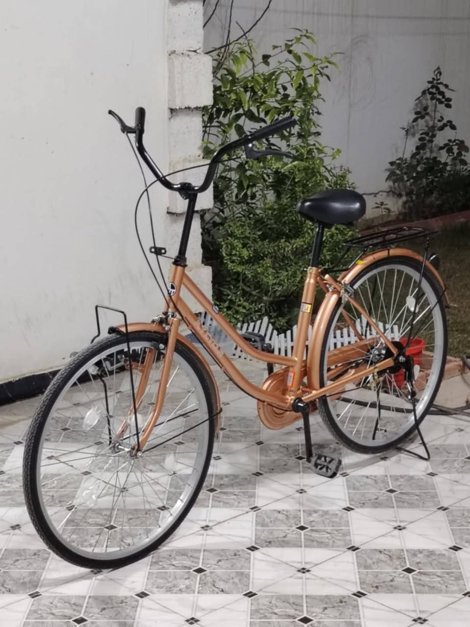 سلام عليكم بايسكل للبيع 
حجم 26
صناعه ياباني 
لون نحاسي 
تجي ويه هديه سله 
سعر 90بي مجال 
لاستفسار رقم الهاتف ***********
موجود خاص
