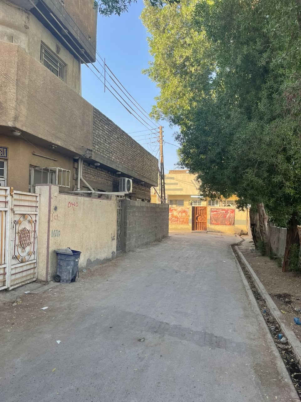 السلام عليكم دار للأيجار طابق ثاني يحتوي على ثلاث غرف ومطبخ وحمام  قرب جامع الأمام الرضا في شارع المجمع الطبي / حي البتول ***********
