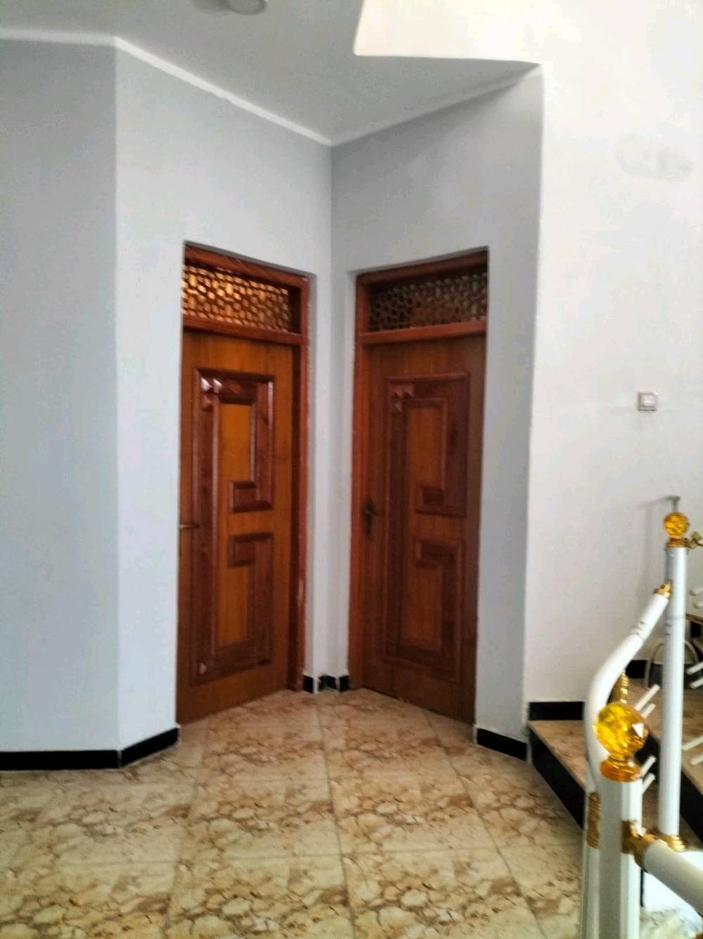 بيت للبيع في حي الفداء شارع ابو لبنان ثاني بيت عن الشارع العام مطلوب إسكان ٤٠ مليون طابقين ٦ غرف واستقبال بناء سنه ٢٢ السعر ٢٦٠ وبيه مجال للاستفسار الاتصال على الرقم ***********