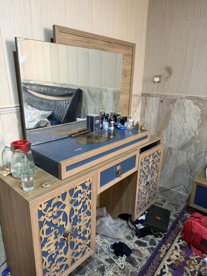 غرفة أخشاب للبيع السعر مليون وبيها مجال للاستفسار المراسلة خاص او الاتصال على الرقم ***********
