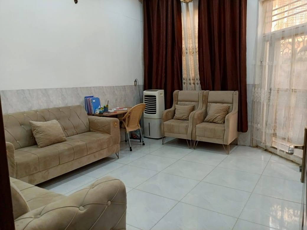 السلام عليكم دار للبيع بغداد الدوره  البعيثه مجمع الامل قرب مدرسه شواطئ دجله المساحه الكليه 200 متر مساحه البناء 122 متر الحديقه 78 متر للاستفسار اكثر الاتصال على الرقم ***********
