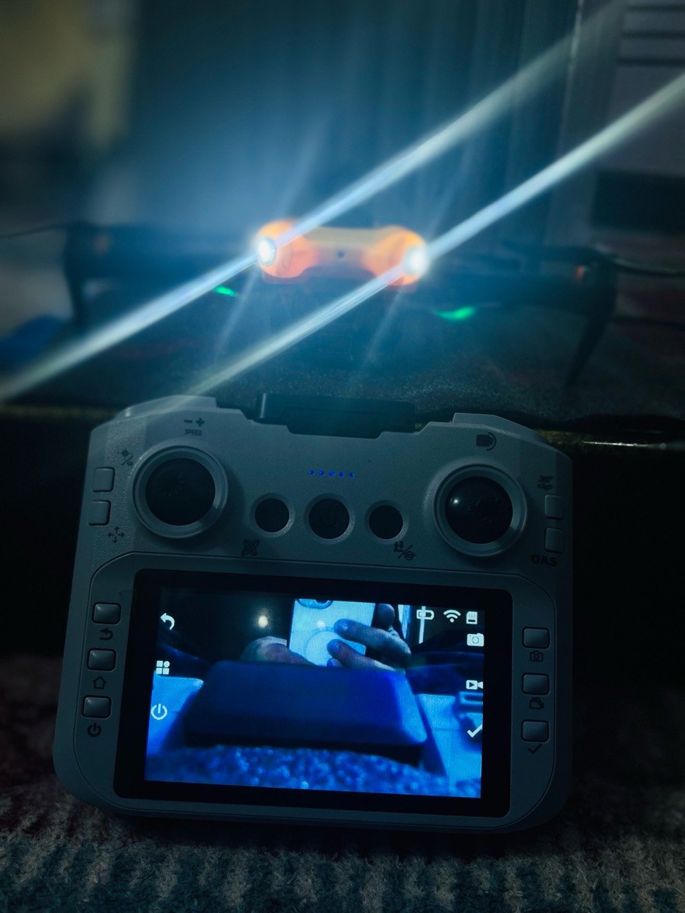 درون لعب وتصوير تصويره HD (720p)
بيه كامرتين اماميه وجواها تحكم سلس 
ريش اضافيه طياره مستخدمه نضافته 90‎%‎
بيه ضربه خفيفه متئثر  بس حبيت اصوره 
مكاني واسط مركز المدينه