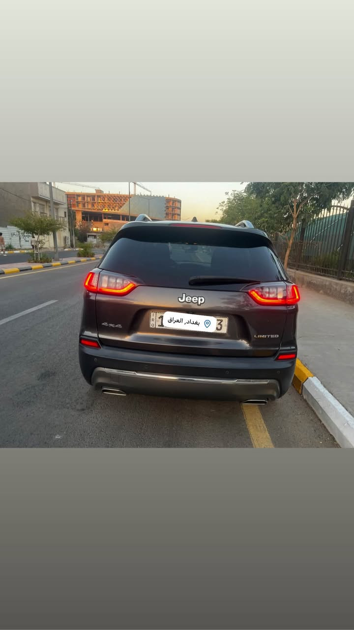 السلام عليكم جيب شيروكي بزون 2019
مواصفات لمتدد فول واحد على واحد 
عده الفتحه
_رقم بغداد الدولي بأسمي 
-- ملاحطة المكينه بيها تبخير ومرات تخربط وترجع طبيعيه
- مكينه اربعة سلندر 2000 تيربو -
- ⁠كير ماوس 4 وضعيات قياده للسياره 
_بصمة تشغيل 
_بصمة أبواب 
_تشغيل عن بعد
_جنطة كهرباء 
_سايد بريك بصمة 
_شاشة كبيرة 
_تبريد قطعتين ثلج
_كشن السايق والعبري كهرباء 
_توقف ذاتي
_كشنات امامية تدفئة تبريد
_تدفئة استريت 
_تدفئة بالمري
_مثبت سرعة 
_كامرة خلفية دوارة 
_تحكم ستيرن كامل
_لايت زنوت بلادي عالي ناصي 
_حدادية وسط
_ رادرات امام جانبي مري
_ حساس خلفي توقف ذاتي 
_ فور ويل 
السعر 105 وبيها مجال للطيبين
مكان السياره بغداد الكرخ


**إذا كنت صاحب هذا الإعلان وتريد حذفه لأي سبب، رجاءا أرسل رسالة إلى الدعم الفني**