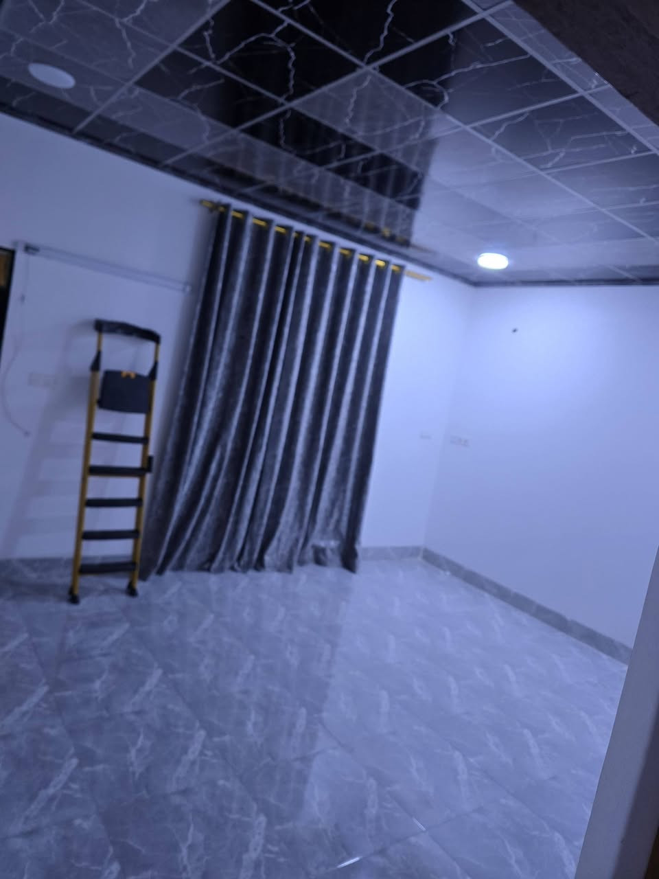 ‏الإيجار شقة طابق ثاني
‏حي الصحة مقابل حي دوميز جانب الأيسر من مدينة الموصل
‏المساحة 200 متر والسعر 250
‏غرفتين وهول ومطبخ مشتملات 
‏بناء حديث سيراميك
***********
***********
