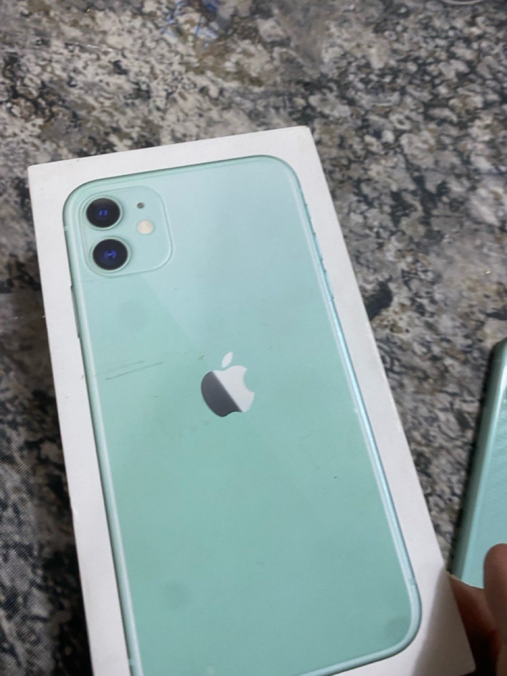 سلام عليكم ايفون 11 عادي نضيف كلش واحلى من الصور بهواي الجهاز نضيف استعمال قليل مبدل بطاريه 100وسط ضمان6 اشهر الجهاز نموذج M وكامرته كلش حلوه وكلشي شغال فيس ايدي والكامرات تجي تفحص وتشوف بعينك ذاكره265 ال128 كيكا يبيعونه ب280 لو ب300 الجهاز سعره (268) وبي مجال غير متواجد في الفيس رقم الهاتف *********** المكان النجف الاشرف او مراوس ب 13 برو ماكس وانطي فرق
