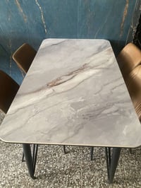 ١١ طاوله • ٤٢ كرسي • بلنجف