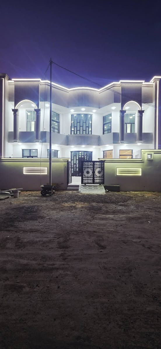 بسم الله إعلان بيت للبيع عدد ٢ الرمادي ال٥كيلو نزلت جامع التقوى الشراع خلف محلات سعد البيلاوي تبعد عن شارع العام ١٥٠متر المساحه الكليه للبيتين ٢٥٠متر ركن كل بيت مساحه ١١٢ونص الوجه البيت ١٢ونص نزال ١٠متر طابو صرف تحويل مباشر عرض الشارع ١٥متر كل بيت ٢طابق يحتوي الدار على ٣غرف نوم استقبال مطبخ حمام عدد ٢ لكل بيت نوع البناء حجر الطابق الاول الثاني بلوك أستفسار أكثر ***********
