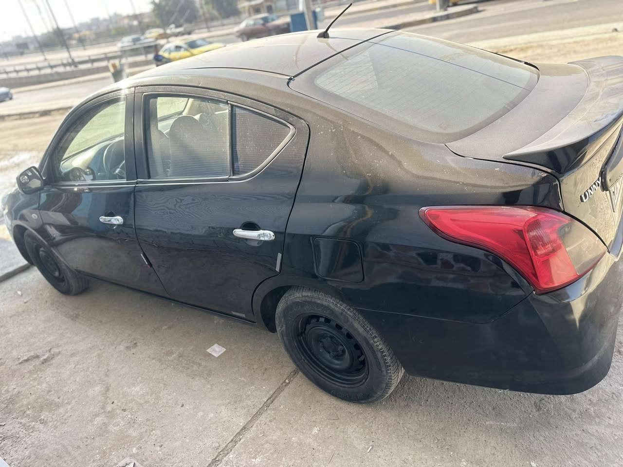 نيسان صني للبيع موديل 2016 بيها 3قطع صبغ كير ومحرك وتبريد مكفولات السياره بل موصل سعرها 85  )*********** ) ‭0777 411 9851‬
