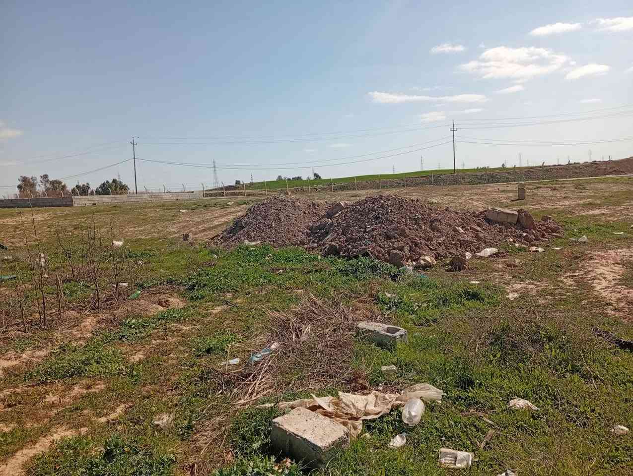 قطعة ارض للبيع مساحة القطعة 200 متر بالمعسكر قريبه على مزرعة صباح ابو دنيا خدمات  كهرباء وماء رئيسي وشارع تبليط سعرها النهائي 4 ملايين ***********
