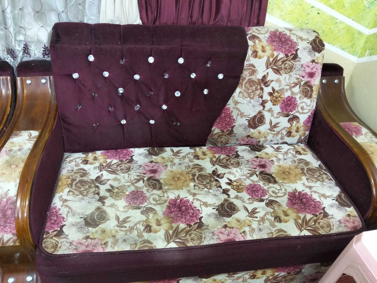 السلام عليكم
تخم قنفات كامل تركي 
5 قطع 
10 مقاعد
السعر 125 وبيهن مجال
المكان الناصريه المركز 
الرقم ***********
