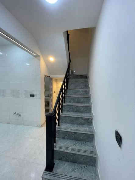 السلام عليكم 

مشتمل  للبيع عدد 2 (((50متر  ))))متر للبيع 

الركن واجهه 8متر نزال 6.25
بصف الركن واجهه 6 متر نزال 8.25

كل مشتمل يحتوي علئ ثلاث طوابق 3غرف نوم 

ثلاث طوابق 
 
بناء حديث درجه اولى 
يحتوي على صاله ومطبخ وحمام 
الطابق الثاني
غرفتين نوم.  حمام. 
طابق الثالث غرف نوم وسطح 

العنوان :: حي الجهاد ::ديوان المخابرات قرب:: خلف شارع 60
 
المميزات:
1- الارضيات الداخلية: مرمر
2- المناور والكراج: ارضيات كاشي حامضي
3- المحجرات/
4- الكتائب: حديد
5- الابواب الداخلية: تركي
6- ابواب الحمامات: PVC
7- سقوف ثانوية
8- المطبخ والحمامات: سيراميك اسباني درجة اولى               
9- نقوش 
10- انابيب الماء نوع الماني والكبس حراري
11- انابيب المجاري نوع الشريف المصري الاصلية
12- الصحيات للحمامات والغربي كامل التجهيز
13- التاسيسات الكهربائية نوع السعودي مع وجود نقاط ستلايت وكاميرات ونوع الكيبل الرئيسي 4×25.   

مراجعة و الاستفسار مكتب عمار العقار المقاولات العامه حي الجهاد المخابرات قرب جامع محمد رسول الله 

اتصال

***********
***********

https://www.facebook.com/%D9%85%D9%83%D8%AA%D8%A8-%D8%AA%D8%A8%D9%88%D9%83-%D9%84%D9%84%D8%B9%D9%82%D8%A7%D8%B1-%D9%88%D9%84%D9%84%D9%85%D9%82%D8%A7%D9%88%D9%84%D8%A7%D8%AA-%D8%A7%D9%84%D8%B9%D8%A7%D9%85%D8%A9-104938218151540/
