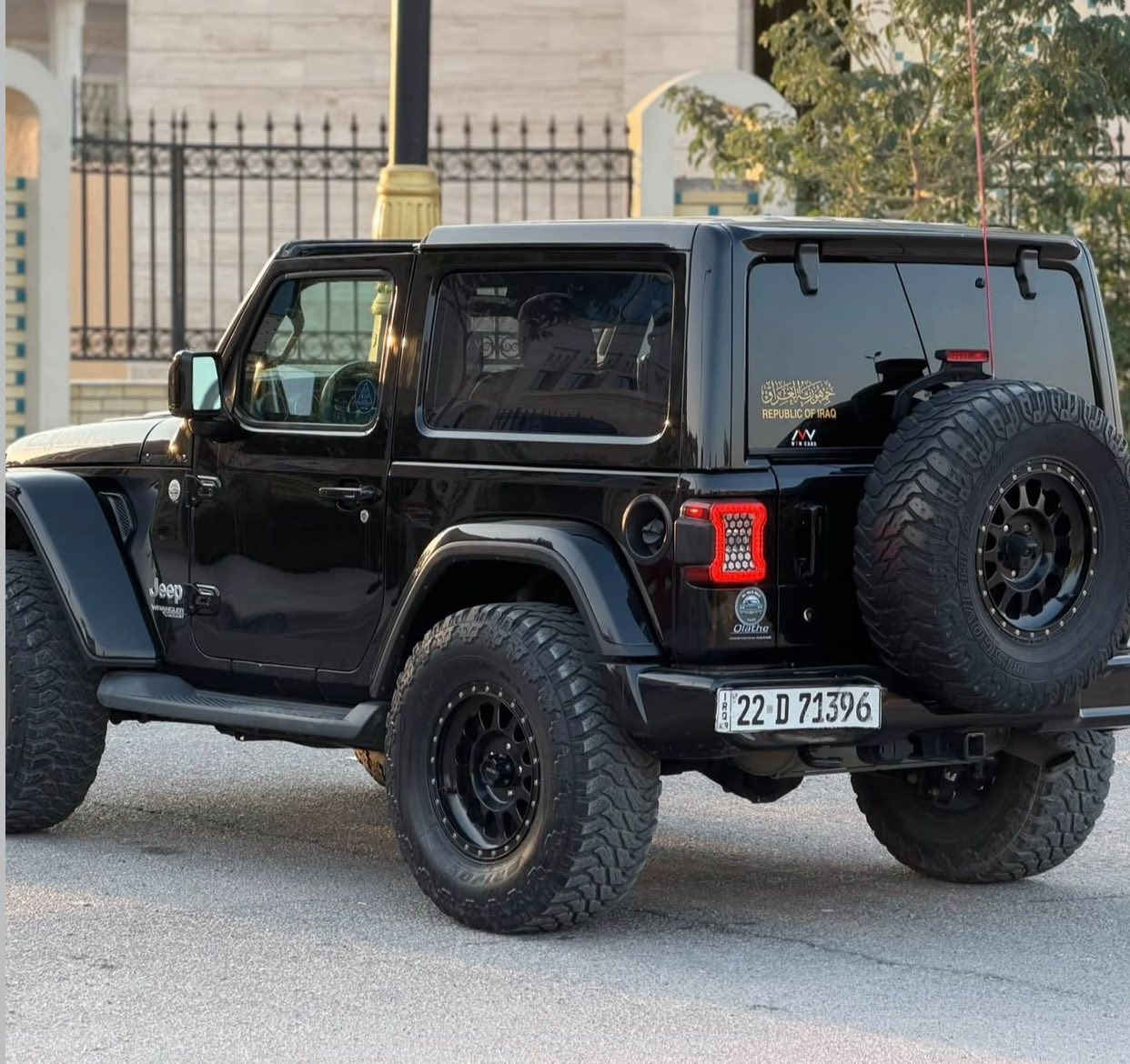 1. الماركة :- جيب
2. نوع الماركة :- رانكلر
3. سنة الصنع :-2020
1C4GJXAN2LW160137-: (VIN) رقم الهيكل .4
5. رقم اللوحة:- أربيل الدولي
6. اللون الخارجي :- اسود
7. اللون الداخلي :- بيجي مع اسود
8. عدد الكيلومترات :- 70 الف ميل
9. نوع الوقود :-بانزين
10. ناقل الحركة :- اوتماتيكي
11. حجم المحرك :- 2000 سنكل توربو
12. عدد الأسطوانات :-4
13. عدد الأبواب :- 3
14. عدد المقاعد :- 4
15. نوع الدفع :- رباعي اوف رود
16. الحالة العامة :- مستخدم أمريكي
17. المواصفات الإضافية ( نضام النقطة العمياء - كاميرا خلفية - شاشة
كبيرة - تحديد سرعة ومثبت سرعة - دبل كير -عليها إضافات هواي من التعديل -وباقي المواصفات المعروفة بفئة الفل مواصفات سبورت ....)
18. الضرر :- جاملغ امامي ايمن مع باب امامي ايمن تصليح فقط
السعر 242 وبيها مجال مكانها كربلاء 
للتواصل على هذه الارقام ‭+964 772 824 6336‬

‭0771 770 4029‬
