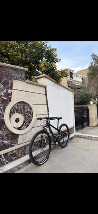 للبيع دراجه ماركه Gray Fisher المصنعه بمصانع Trek الدراجه كل قطعه بيها...