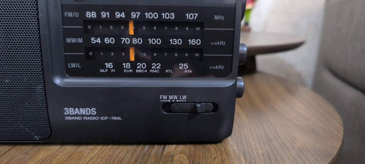 السلام عليكم
جهاز راديو 
ماركه SONY
ثلاث موجات FM.MW.LW
شغال سحب جيد 
كهرباء و بطاريات 
4 باتري قلم 
السعر 30
التوصيل 5 بغداد 6 باقي المحافظات


**إذا كنت صاحب هذا الإعلان وتريد حذفه لأي سبب، رجاءا أرسل رسالة إلى الدعم الفني**