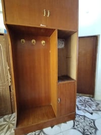 سرير تاج • ميز تواليت • ٢ كومديات