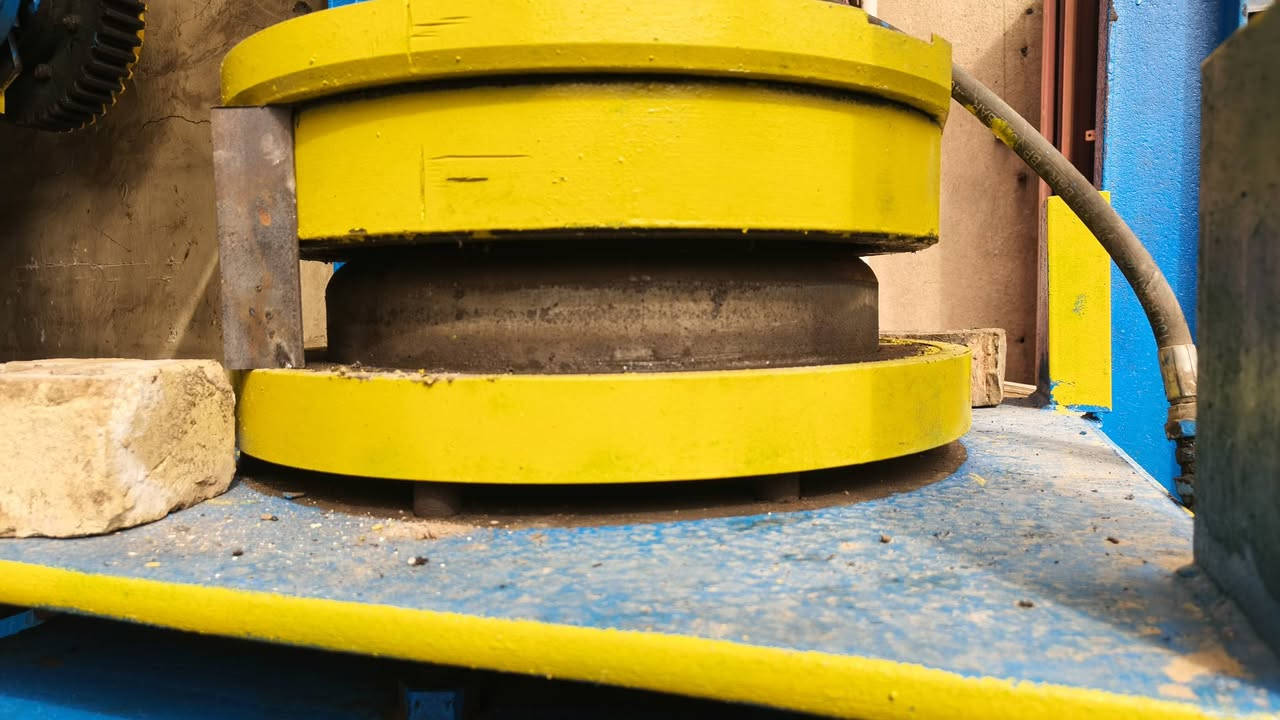 بريسات هايدروليك دبل اكشن عدد ٢ بيهن قوالب طاسة سخان الداخل والخارج ***********
