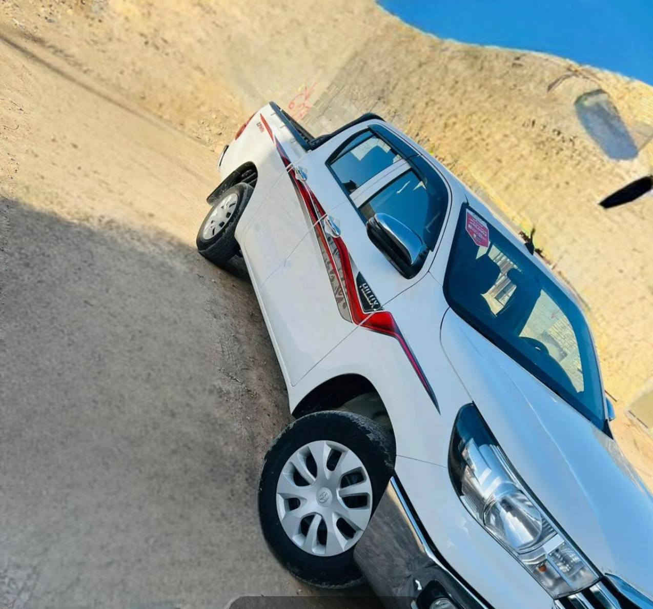 هايلوكس 2025 فول اوتماتك وكاله ساز رقم شمالي ماشي 31 الف نضيفه ومكفوله مدوشمه جديد من الداخل كامله سعر  300 رقم *********** مكانهه بصرة
