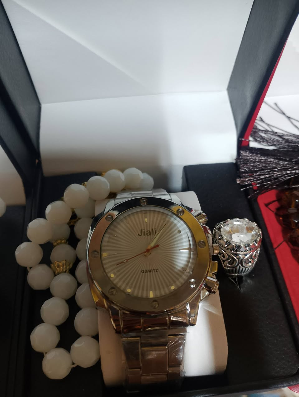 محل أنس السعيدات يوفر لكم تشكيلة واسعة رجالي من الساعات التي تناسب جميع الأذواق والمناسبات.
📍 زورونا الآن واختاروا ما يليق بكم!
[***********]
