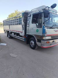هينو طيره للبيع طول سته وربع بلاي مكينه ٧٠ سوبر موديل 93 07732687143