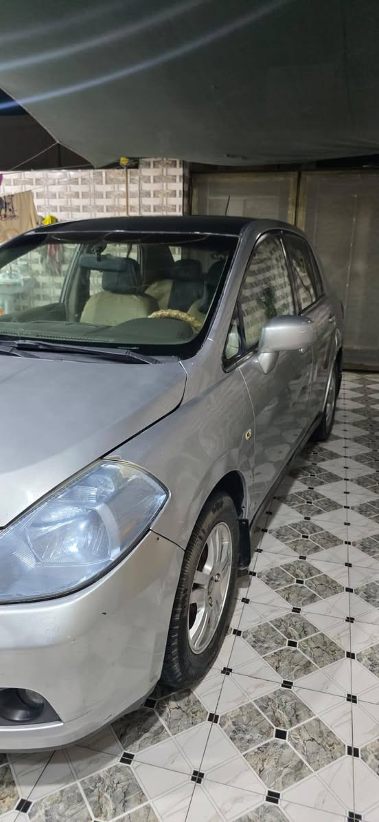 نيسان تيدا 
رقم بابل لون سلفر
محرك 1800
كير اوتوماتك
تبريد
العنوان بابل القاسم
***********
السعر 65 وبيه مجال
