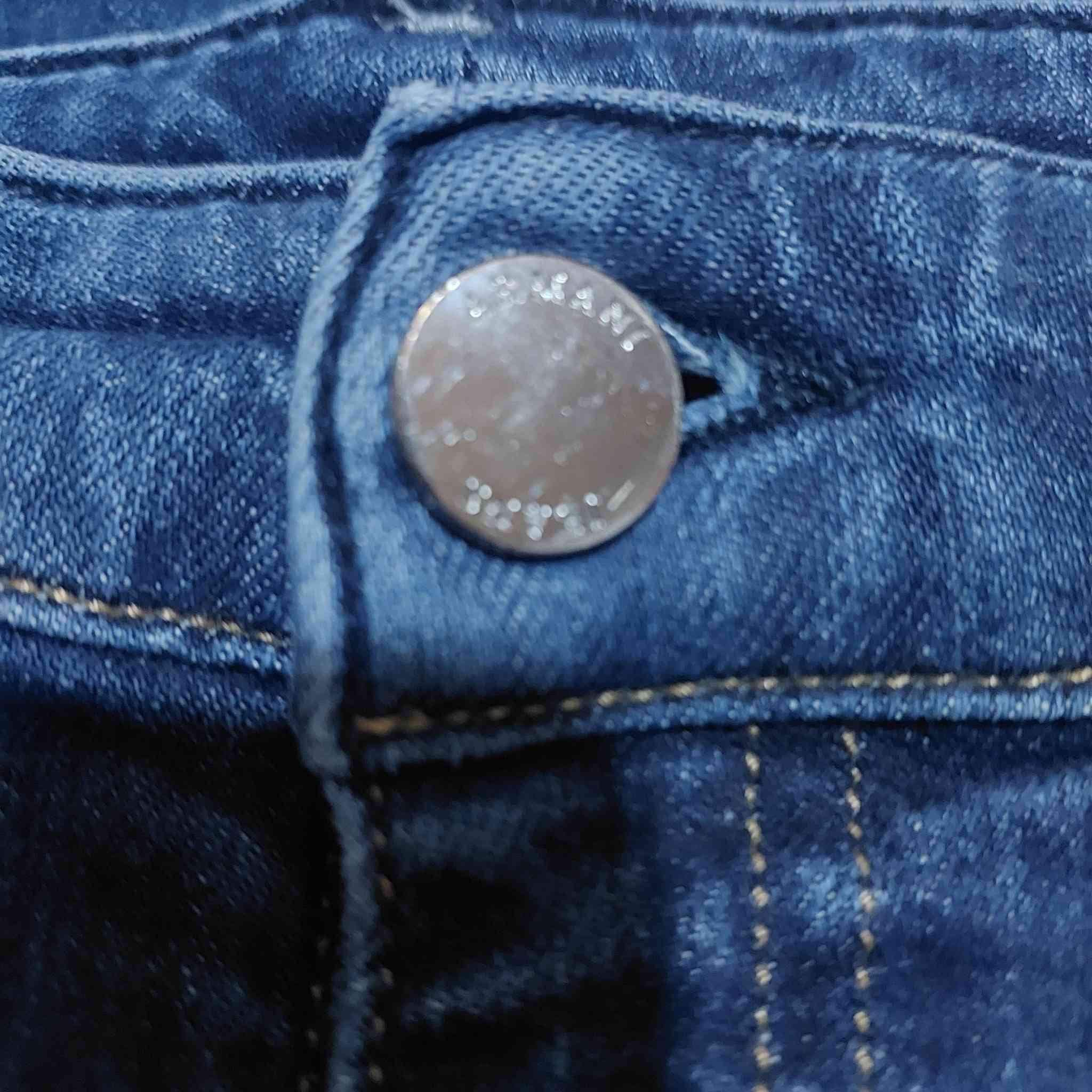 جینز مُمَيّز من ماركة جورجيو ارماني الإيطالية
ناعم قطن ١٠٠٪؜  لیکرا
قياس 32


**إذا كنت صاحب هذا الإعلان وتريد حذفه لأي سبب، رجاءا أرسل رسالة إلى الدعم الفني**