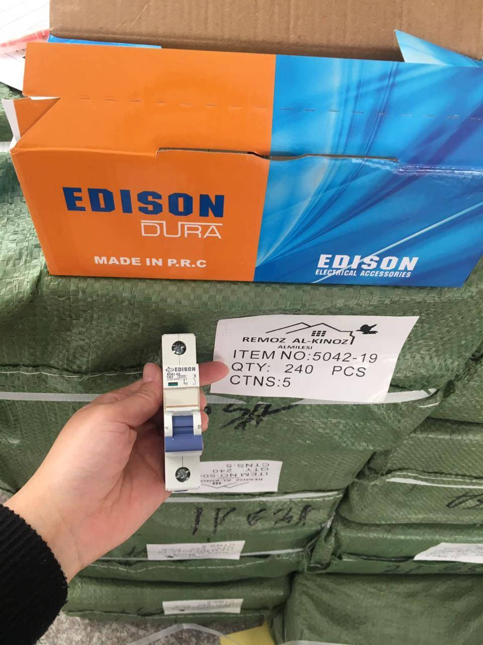 ( ملاحظة ) البيع جملة فقط أقل عدد للطلب كارتون
العنوان / سامراء_ تقاطع ساحة الجص 
الاتصال: *********** --***********
قاطع هوائي قياس 100 أمبير ثلاثي 9400
قياس 160 أمبير ثلاثي 14500
قياس 250 أمبير ثلاثي 15000
قاطع رباعي 100 سعر القطعه 13500
قياس 160 رباعي سعر القطعة19000
قياس250 أمبير رباعي سعر القطعة 19500
