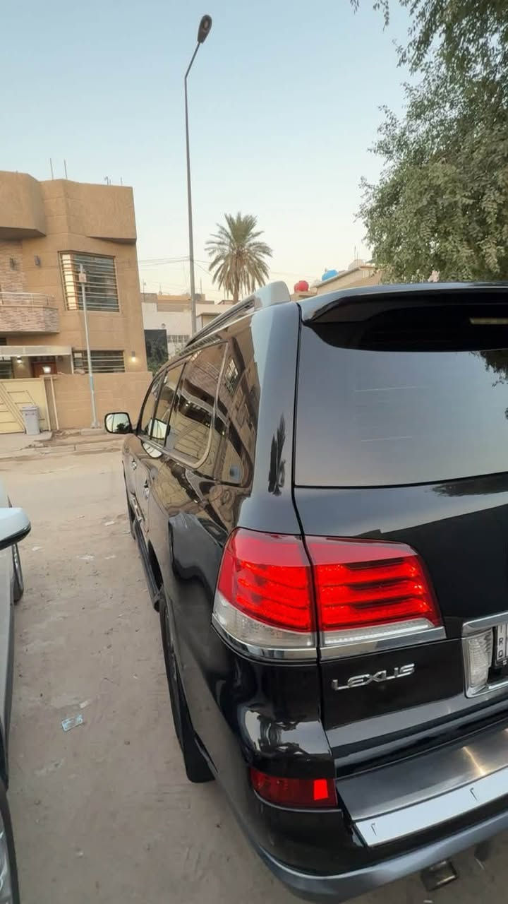 سلام عليكم
لكزس للبيع موديل 2014 خليجي 
بيها قطعتين صبغ جاملغ وبنيد بل اضافه دعاميات وبارد على كد شبر جاملغ خلفي 
رقم بغداد بسمي تحويل ثاني يوم 
ماشيه 206 سياره حلوه ومناقصها شي 
صدر حداديه كلش زين 
مواصفات الكزس معروفه يجي فول الفول وهي اعلئ فئه s 
جكات 
تبريد تدفئه كشنات 
كامرات 360 درجه 
حساسات 
جميع المقاعد كهرباء 
صندوق كهربائي 
سعرها 35 الف وبيها مجال حق الجيه 
مكاني بغداد اليرموك
***********
