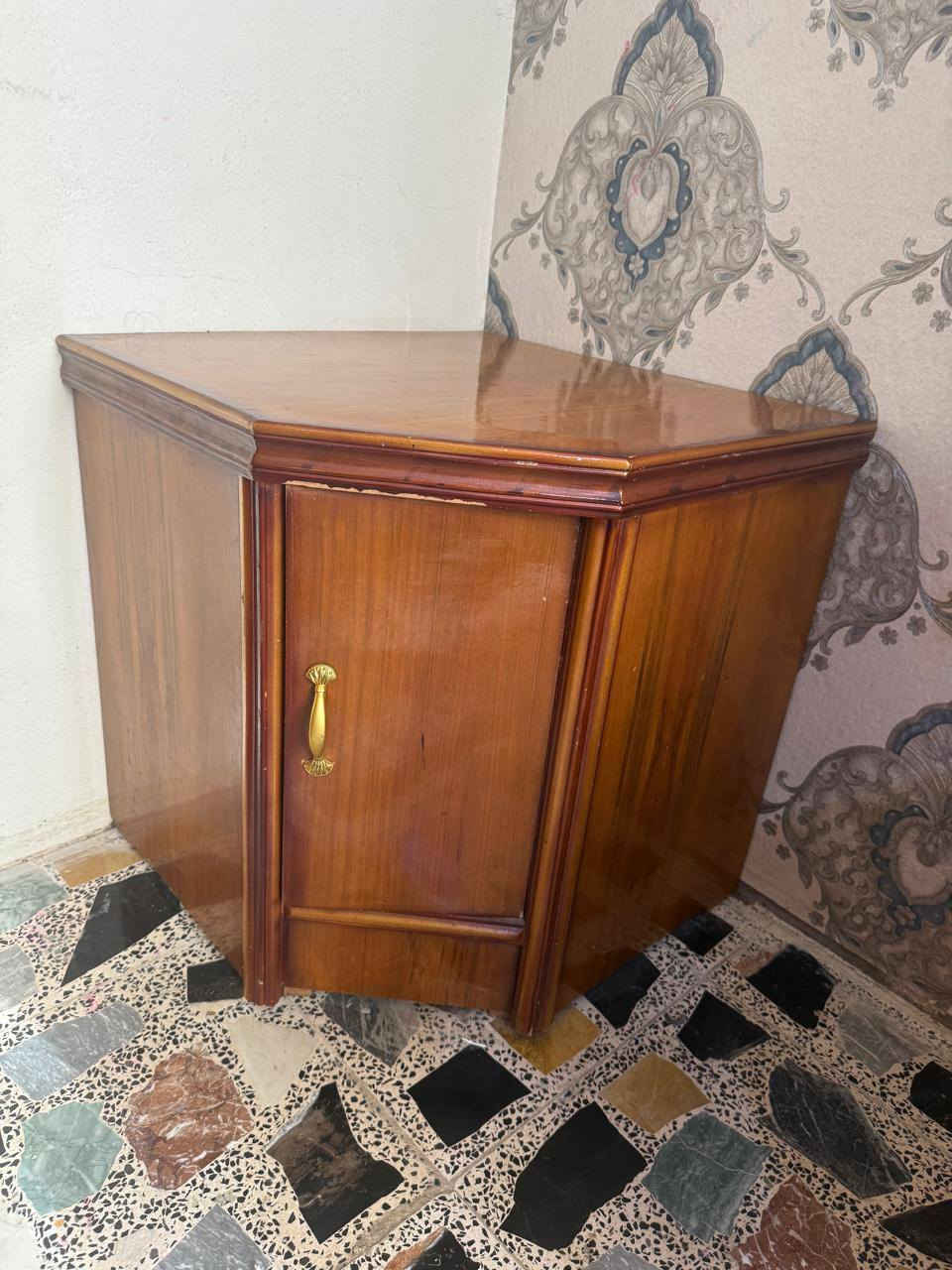 السلام عليكم 
غرفة نوم نظيفه جدا 
المكان جسر ديالى 
السعر ٦٥٠ وبيها مجال 
***********
