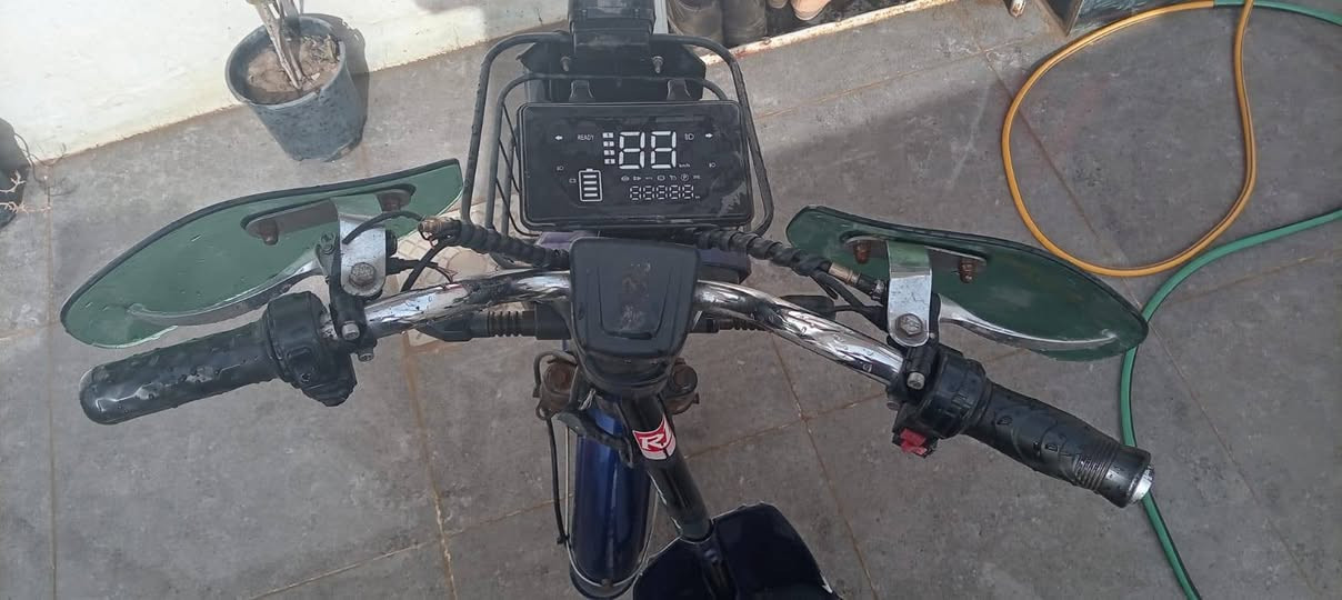 سلام عليكم 
دراجه شحن شبابي موديل 2024 بصمه شغاله بطاريه نص عمر وعايزه يده فقط سعر 150وبيه مجال ***********
