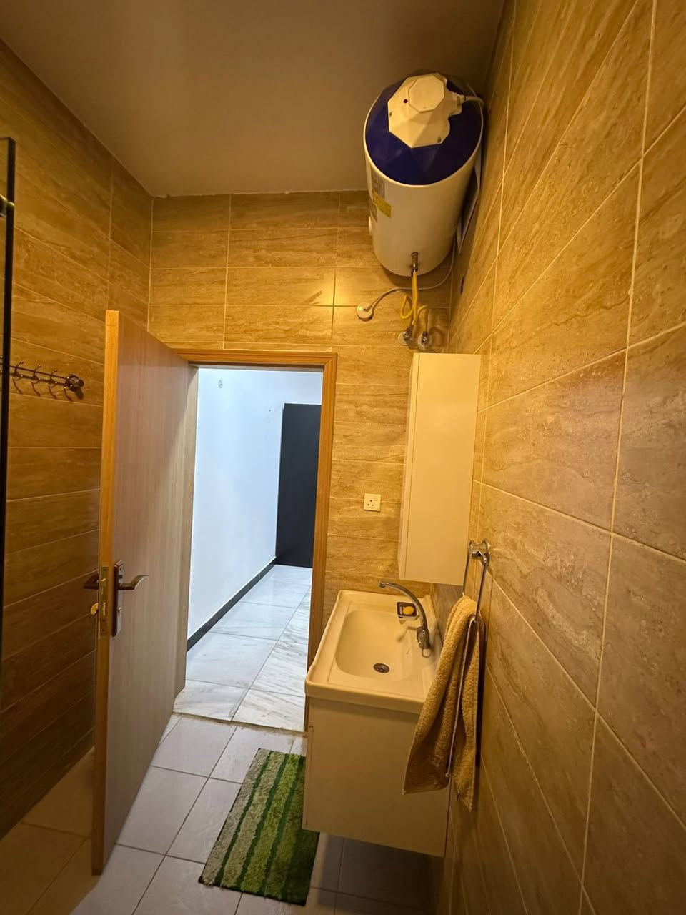 شقه موثثه اثاث كامل في مجمع ايادي العدل مساحه١٧٢ متر طابق ٤ 
الايجار المطلوب ١,٥٠٠,٠٠٠ دينار 
للاستفسار الاتصال على الرقم ***********
