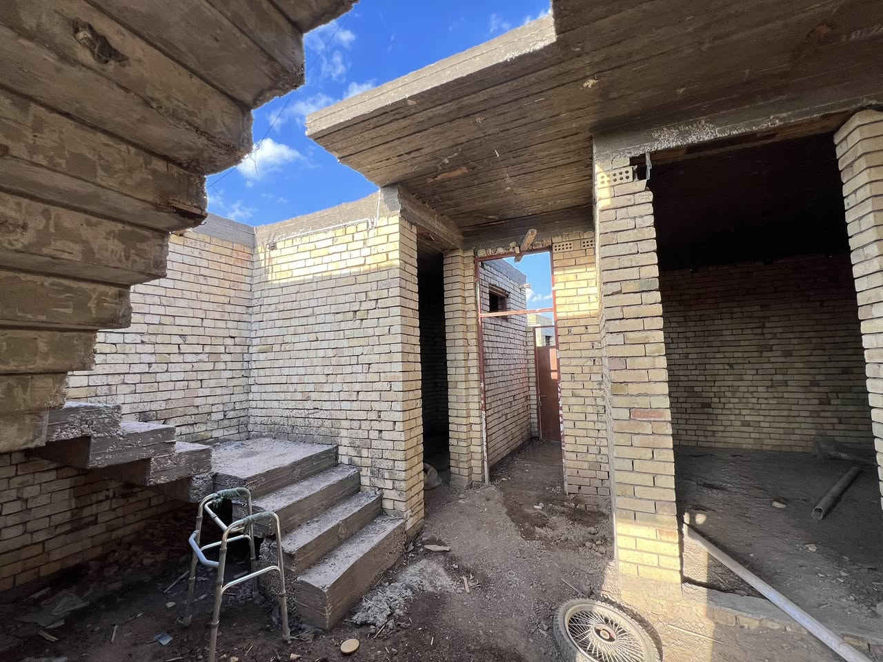 🏠 هيكل حديث للبيع (فرصة لقطة - بيع مستعجل) ⭕️
تم تخفيض السعر  50 مليون (قفل).
📍 الموقع والتفاصيل:
• الموقع: البكرلي الثانيه - شارع محطه غاز  (بتقسيم الجديد فرع المضيف ).
• المساحة: 180 متر .
• نوع السند: طابو زراعي (سند 25).
• حالة البناء: بناء حديث، تتوفر كافة الخدمات في المنطقة.
🧱 خريطة الهيكل:
يحتوي العقار على توزيع ذكي للمساحة:
• غرفه  نوم.
• صالة استقبال.
• مطبخ.
• كلدور (موزع).
• مجمع صحي + منور.
📞 للتواصل والاستفسار:
للجادين بالشراء، يرجى مراجعة المكتب أو الاتصال بالأرقام التالية:
• متوفر واتساب : ***********
• متوفر واتساب : ***********
• بإدارة: حاتم الدغيري
