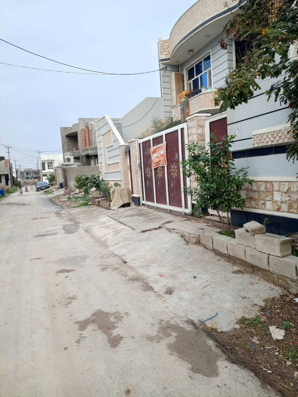 بسم الله الرحمن الرحيم.
عدد ٣ دور للبيع على أرض مساحتها ٣٠٠م طابقين .

بلاد الرافدين زراعي سند 25 موجود معاملة تمليك في البلدية 

الطابق الأرضي يحتوي على ٢ غرفة نوم مساحة 4*5 مع ٢ حمام غربي نظام سويت  مع   2استقبال مساحة 5*6. مطبخ 4*6مع صالة 4*15

الطابق الأول يحتوي على 2وحدة سكنية وكل وحدة تحتوي على استقبال 5*6مع نوم 5*4وحمام غربي داخلي نظام سويت مطبخ  3*4صالة4*7 درج خارجي وداخلي .

عبارة عن 3 وحدات سكنية مستقلة من ناحية الماء  ، الكهرباء ، المولد ، الصرف الصحي .

البناء نظام الرفت  مبني بمادة الطابوق ، بياض من الداخل واللبخ من الخارج ، سقوف ثانوية ، الأرضية بورسلين هندي والجدران سيراميك هندي، ابواب تركية  و pvc الشبابكpvc ، الكهرباء 3 فيز نظام بوري دفن ، كراج 5*6  ، عدد 2 حمامات خارجية مع 2حديقة تبليط وخدمات كاملة 

البائع مسؤول عن التحويل قانونيا .

للأستفسار أكثر واتساب ***********
