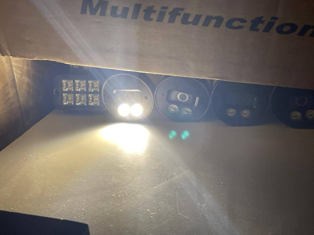 السلام عليكم 
منظومة كاميرات مستخدمة 
شرط كلها شغال وأصلية 
14 كاميرا قسم منهن فلاش 
ديفيار 16 جنل اسوار اصلي
يو بي اس ليثيوم 
بوكسات 
شرط مفحوصات وشغالات
***********
المكان بغداد الحرية 
السعر 250 الف
