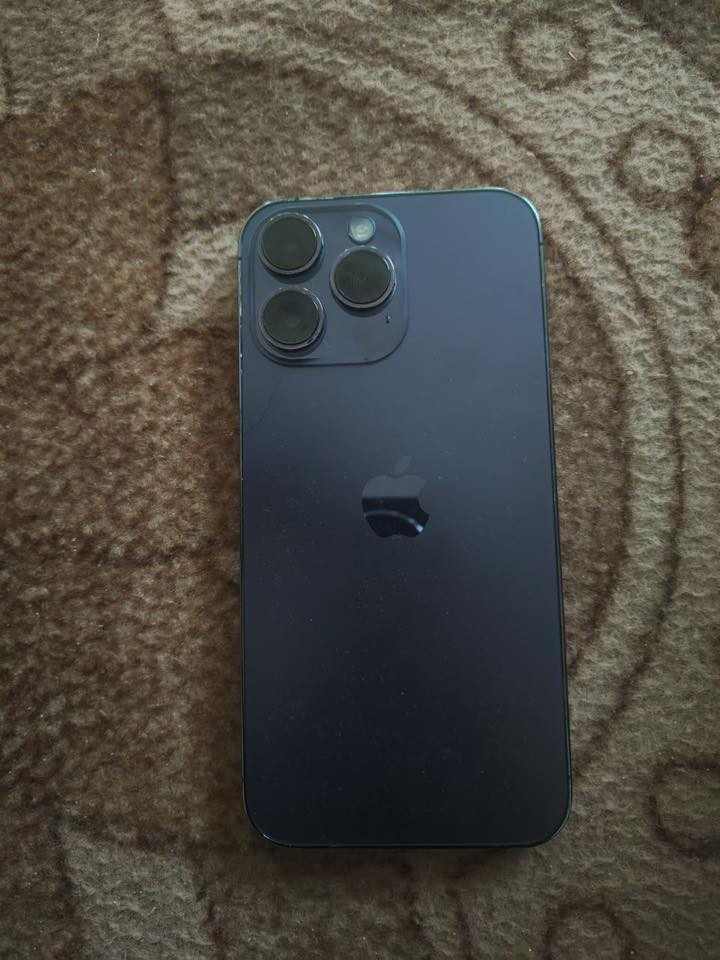 سلام عليكم متاح ايفون 14برو ماكس جهاز حلو نضيف مامفتوح فقط مستبدل شاشه نوعه وسط شاشه حلوه مابيه لاك ذاكره 128 بطاريه 79  السعر 650 مو شري لا يعلق الشراي يعلق او يتصل عله الرقم ***********
