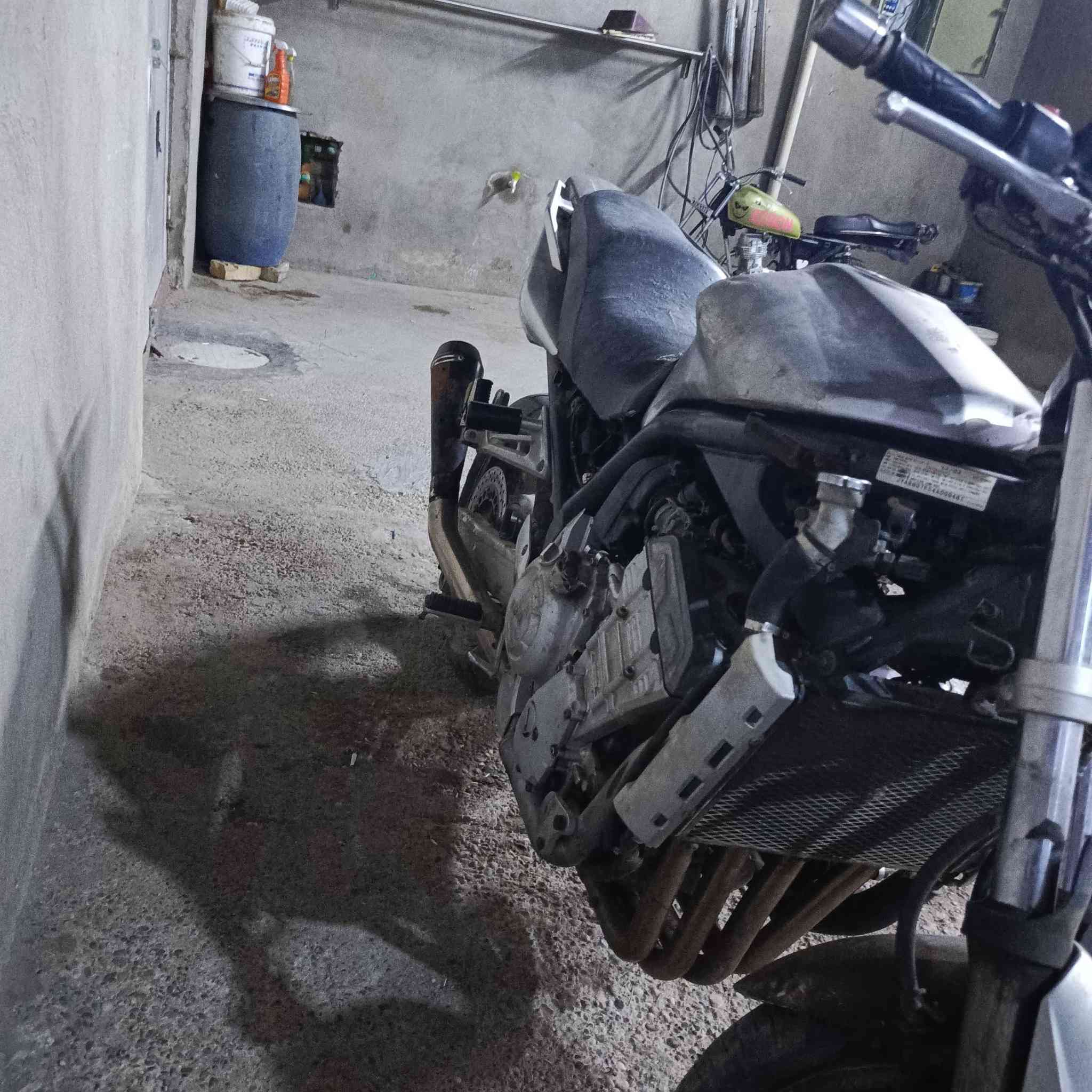 سلام عليكم دراجة FZ1 ياماها جانت بالحجز وهسة طلعته على وضعه للبيع  دراجة نضيفة  بس بيه خربطة بلكابريتر سعر 10وبيه مجال المكان بغداد الرقم ‏‪***********‬‏
