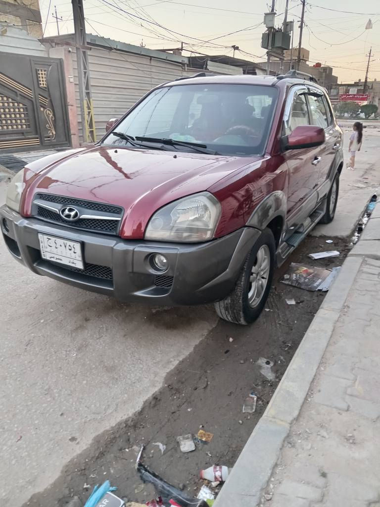 توسان موديل ٢٠٠٦ صبغ بنيد وجامغ جارد تصليح فقط  والباقي بلادي محرك ٢٧٠٠ بلادي  وكير مكفولات تبريد كهربائيات تخم تاير ماشيه ١٢٥ الف فقط.. سياره كلش حلوه وجديده سعرها ٩٨ وبيها مجال او مراوس مكانها كربلاء بسمي ت *********** كربلاء, العراق
