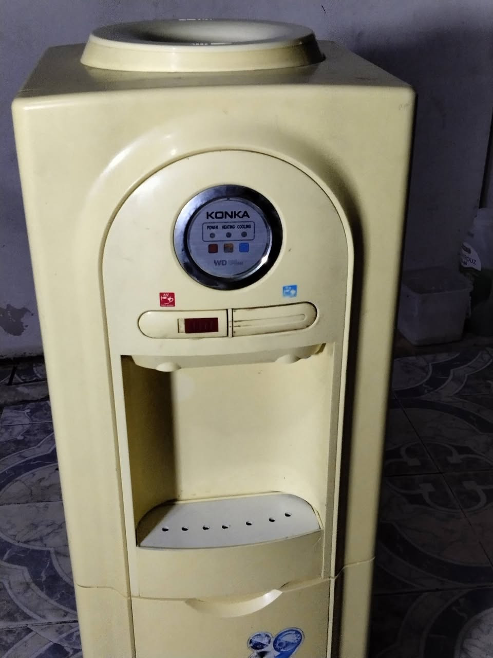 براد نظيف جدا 
حار بارد 
والاسفل ثلاجة وليست حافظة 
رايدة ب٦٠ 
عنواني بعقوبة السوامرة 
رقم الهاتف *********** وبي واتساب
