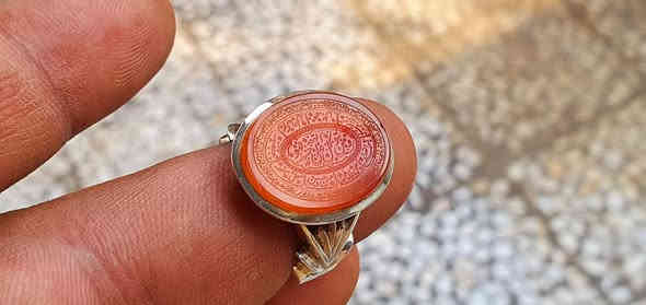 اللهم صل على محمد وآل محمد 
عقيق يماني منقوش الوسط ومن يتوكل على الله فهو حسبه والداير إيه الكرسي وأسماء الائمه عليهم السلام 
*********** 
***********
