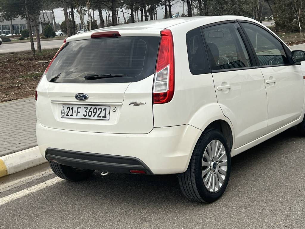 فۆرد فیگۆ ٢٠١٣  ***********
 بێ بۆیاخ سۆنەرەکەم داناوە.
 بێ مەسڕەف سەنەوی تازە تایەی تازە ڕۆنی تازە گۆڕاوە.   سەیارەکە ماڵی دۆستە.  گێڕو مەکینەو  هەمو شتێکی بەشەرت . .
نرخی ٨٣ گەڵاو مەجالێکی زۆر کەم.. السليمانية, العراق
