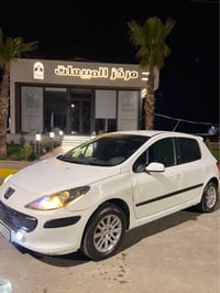 للبيع بيجو موديل2006  بيهة 4 قطع صبغ و السقف مابي صبغ وبشرط كير ومكينة...