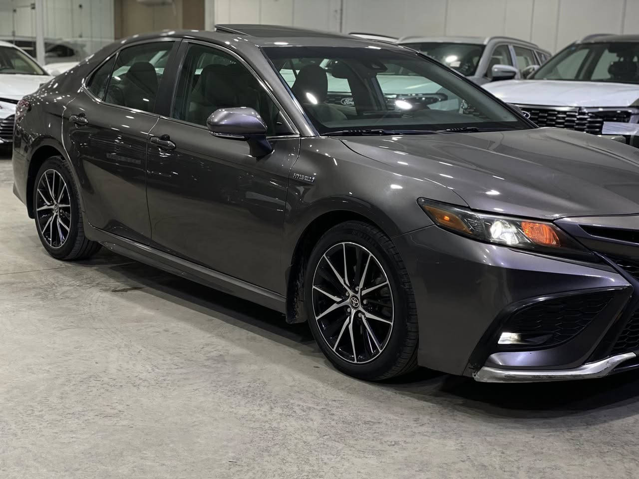 تويوتا كامري2021 هايبرد وارد أمريكي فئة SE فول 1/1 ماشية 85 الف و سيارة هايبرد ياباني اصل والسيارة كلش جديدة و السيارة بيه فقط دعامية امامية مبدلة نفس اللون فقط والباقي كفالة عامة و شرط فحص السيارة بدون ايرباك وبدون دواخل و شاصي باقي كله مكفولة ابيع شرط السونار و سيارة رقم بغداد الجديد بسمي تحويل مباشر و السعر 18700$  الف دولار او 187 ورقة و بيه مجال شي بسيط ومكاني بغداد و رقمي للاتصال و استفسار ***********
