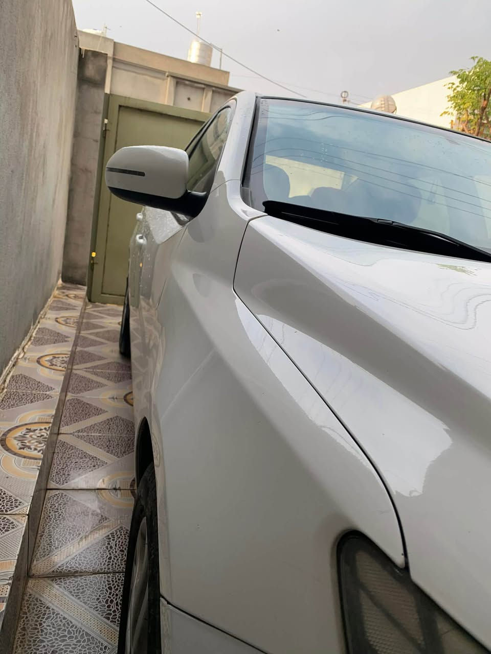 سیراتۆ ٢٠١١ تۆماتیک بێ سبوخ دوگێر ناو سۆر رەقەم و سونەوی نوێ بەناوی خۆمە 
گێرو مەکینە بە شەرت 
مەکینەی نەکرایتەوە تنها قپاخی سەری کرایتەوە 
دەرگەی دواوەی سەکنی لئخشانئکی هەیە رسمم داناوە دەسکاری نەکراوە  واتا دیارە 
لەگەل نەرمە تەزرەیەک بە چاو دیار نیە 
پشت و پئشی کەپسە 
ژم ***********
***********
سحری ٩٨ وەرەقە و مەجالئکی کەم شقلاوة, أربيل
