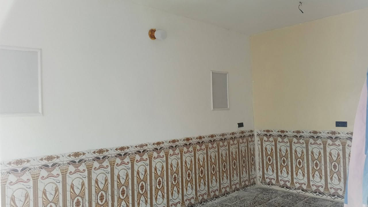 دار للبيع المساحة 100 متر زراعي مدينة الصدر حي طارق الوسط قرب مولدة بيت المري المحتويات: 
مساحة وحمام خارجي واستقبال وممر مطبخ صالة درج منور  حمام داخلي غرفة 
السعر:  58 وبي مجال 
للستفسار: ***********
