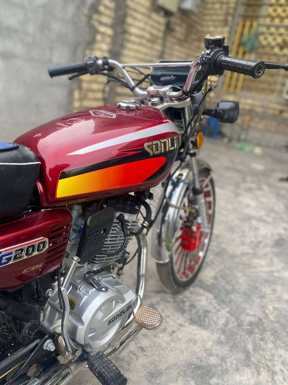 سلام عليكم دراجه ايراني سونك موديل 2025جديده ومحركها (200cc)ومحركها نضيف وخير من الله ومناقصها شي سعرها 700وبيها مجال اوراق موجوده مكاني بغداد تغاطع نهروان رقمي ***********
