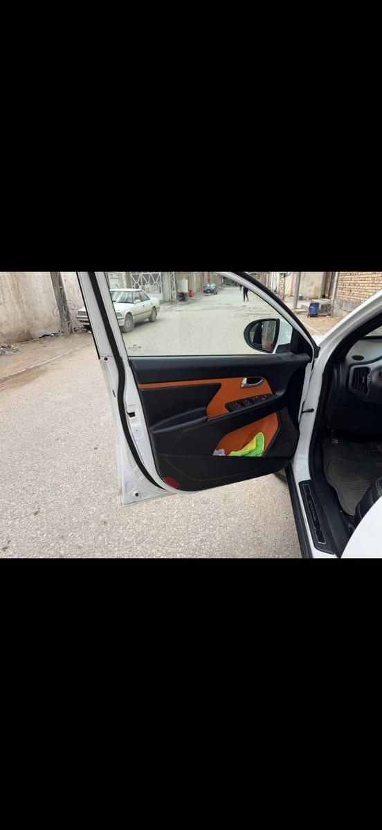 السلام عليكم
سبورتج 2011 
رقم اربيل بااسمي شخصيا
مواصفات بنوراما داخل برتقالي 
كشنات جلد ومخمل
كشن السائق كهرباء 
السياره جاهزه من كل النواحي 
محرك كير حداديه تخم تاير 
تبريد كله جاهزه 
السياره بيه ربع البنيد صبغ 
وشويه بارد بالچاملغ 
السعر 140 وبيه مجال للشراي 
للاستفسار اتصل ***********
مكان السياره نجف
