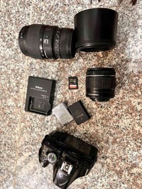 كاميرا نيكون D5200 كامل ملحقات  عدستها الاصليه زوم 300-70 مع هود رام32...