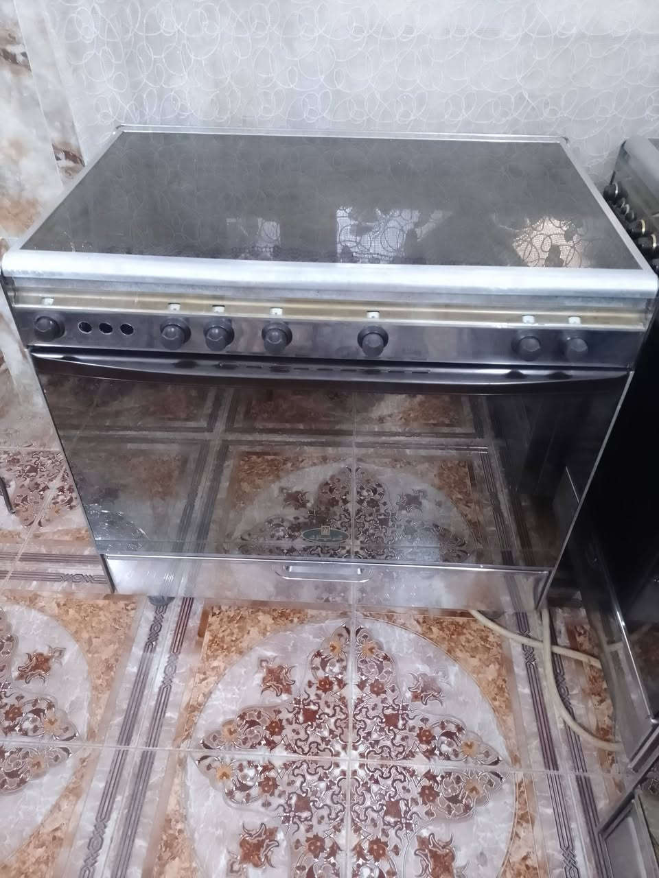 السلام عليكم طباخ للبيع السعر 250وبي مجال ***********
