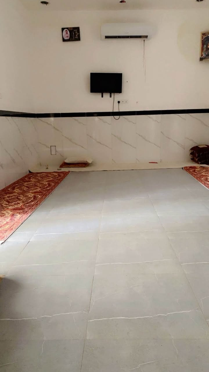 بسبب الوعود الكاذبه اعيد واكرر
� بيت للبيع – فرصة مميزة 🏡

📍 الموقع: المدثرة الأولى، بصفحة المشتل،حي المشتل  قريب على المشتل وقريب من الشارع العام.

📐 المساحة: 200 متر

✅ المواصفات:

بناء طابوك درجة أولى

البتلو رباط صب

غرفتين، مساحة كل غرفة 5×4 متر

صالة 8×4 متر

مطبخ 6×4.25 متر

استقبال 7×4 متر

صحيات داخلية وخارجية

طرمة كبيرة

السقف رباط وحصيرة منفذ بشغل درجة أولى

🏠 عمر البناء 8 أشهر فقط، والبيت مسكون من قبل المالك.

💰 السعر  بالاخاص او  للأستفسار ع رقم الهاتف ***********
