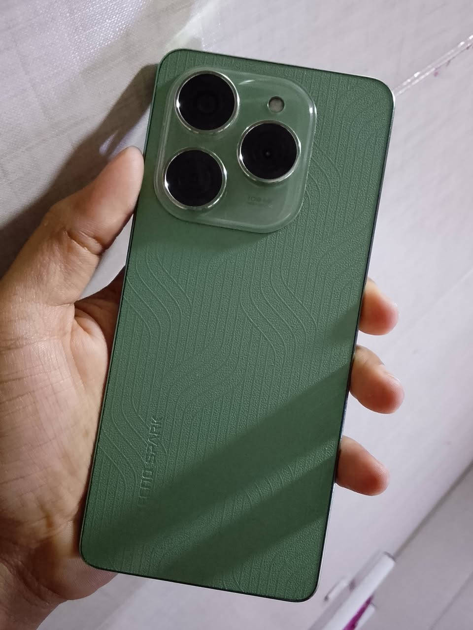 السلام عليكم.. جهاز تكنو سبارك 20 برو (Tecno Spark 20 Pro) للبيع 📱✨
المواصفات الرئيسية للجهاز:

الذاكرة الداخلية: 256 جيجابايت.

الذاكرة العشوائية (الرام): 8 جيجابايت (وتصل إلى 16 جيجابايت مع الميزة الافتراضية Extended RAM).

الكاميرا الخلفية: بدقة 108 ميجابكسل فائقة الوضوح لصور احترافية.

الكاميرا الأمامية: 32 ميجابكسل مع فلاش مزدوج.

المعالج: MediaTek Helio G99 قوي جداً للألعاب والاستخدام اليومي.

الشاشة: بحجم 6.78 بوصة وبتردد 120 هرتز لسلاسة تامة.

البطارية: 5000 مللي أمبير تدعم الشحن السريع بقوة 33 واط.

التصميم: الظهر المميز المصنوع من الجلد الصناعي المريح والمقاوم للبصمات. [1, 2, 3, 4]

السعر  للموبايل: 175 ألف دينار عراقي 💵

الجهاز نظيف جداً وأخو الجديد" 

( "بدون ملحقات")

مكاني البصره حمدان

للتواصل والاستفسار: (***********)
